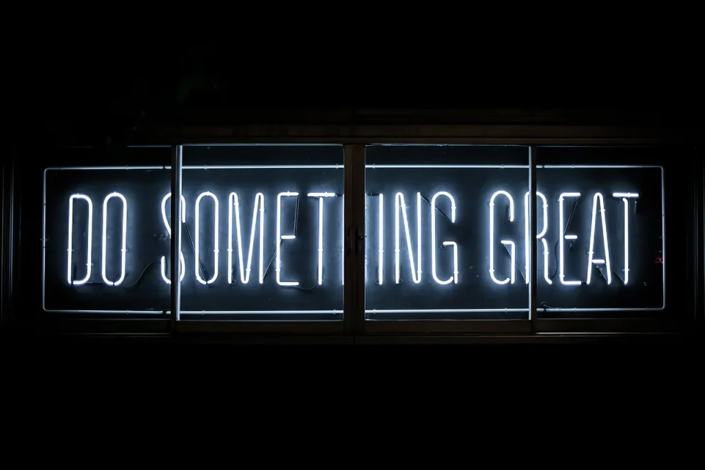 Neon sign saying 'Do something great'