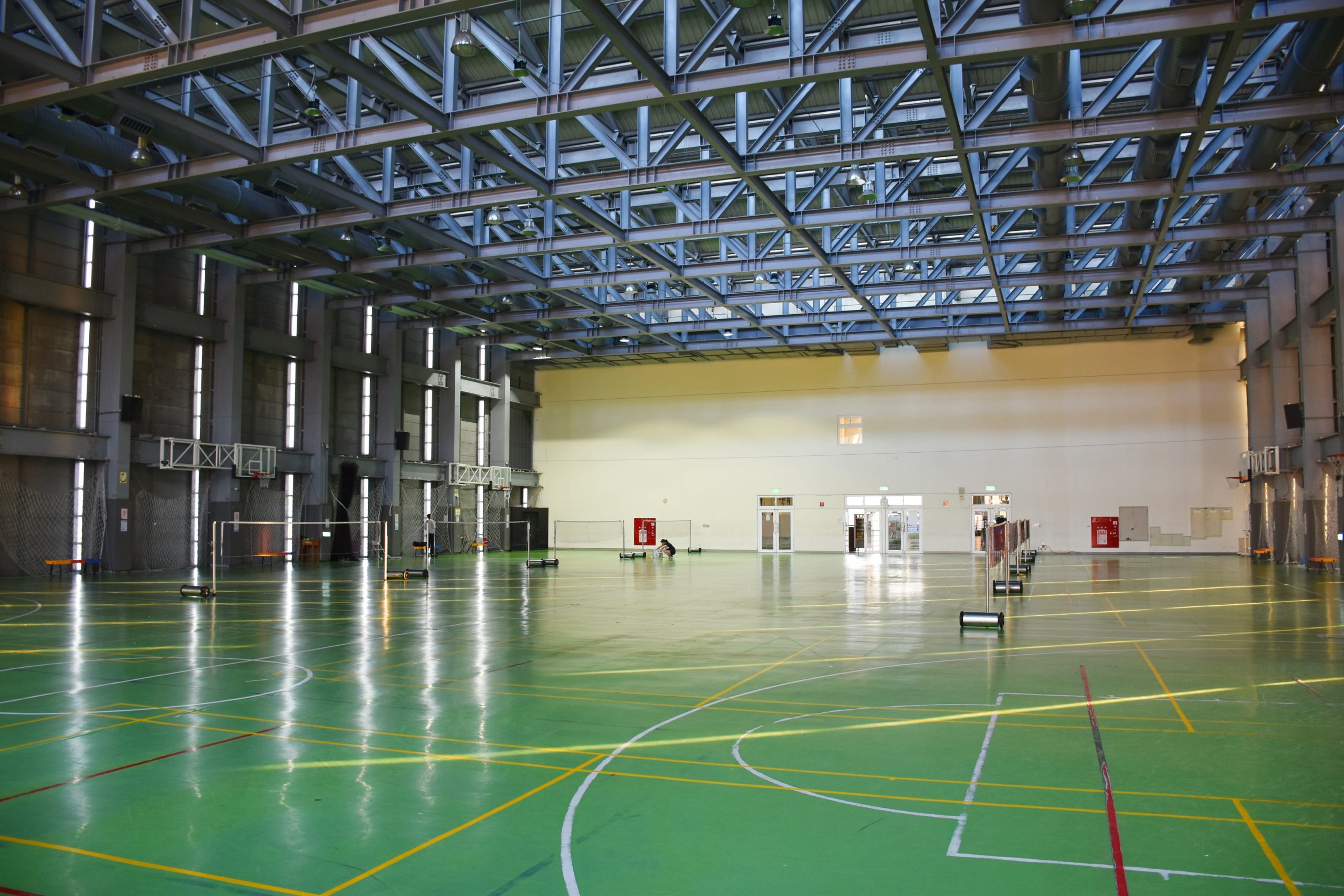 andy-kuo-ef4g4xpLouI-unsplash An indoor sports hall